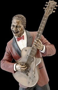 Musik figur med guitar i dynamisk pose – sideperspektiv